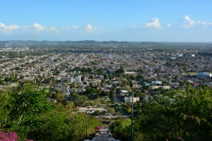 Blick auf Holguín vom Loma de la Cruz